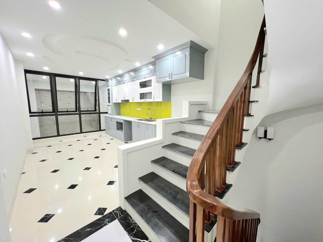 BÁN NHÀ KIM GIANG THANH XUÂN 8.5 TỶ 38M ĐẬP HỘP MỚI ĐẸP 1 CĂN ĐỘC LẬP THANG MÁY 20M Ô TÔ - Ảnh 2