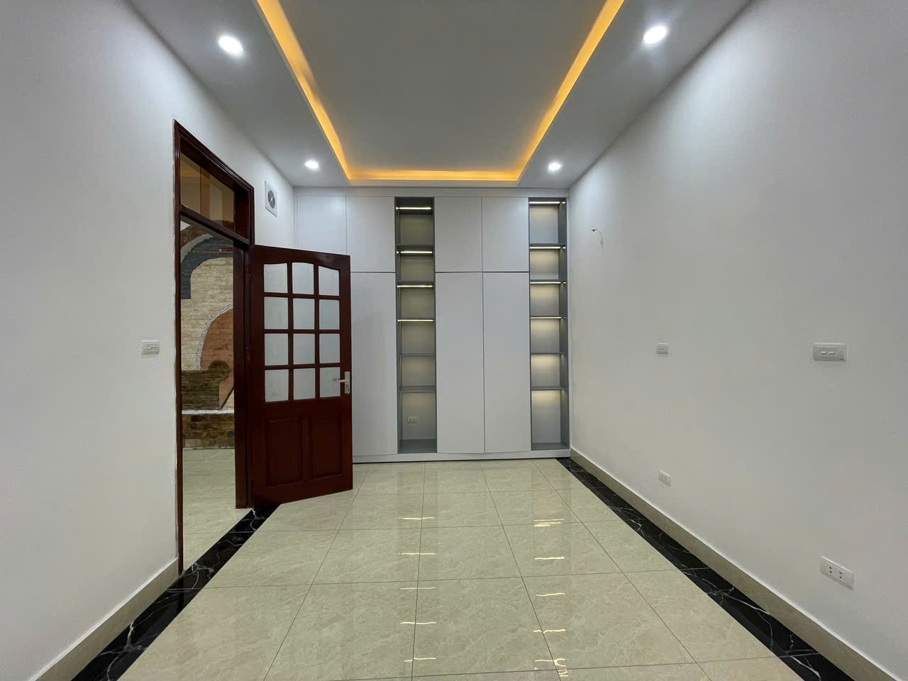 Bán nhà 4PN, 3 tầng, 5m mặt tiền, ở Khương Trung, Thanh Xuân, Hà Nội. Giá 8 tỷ. - Ảnh 1