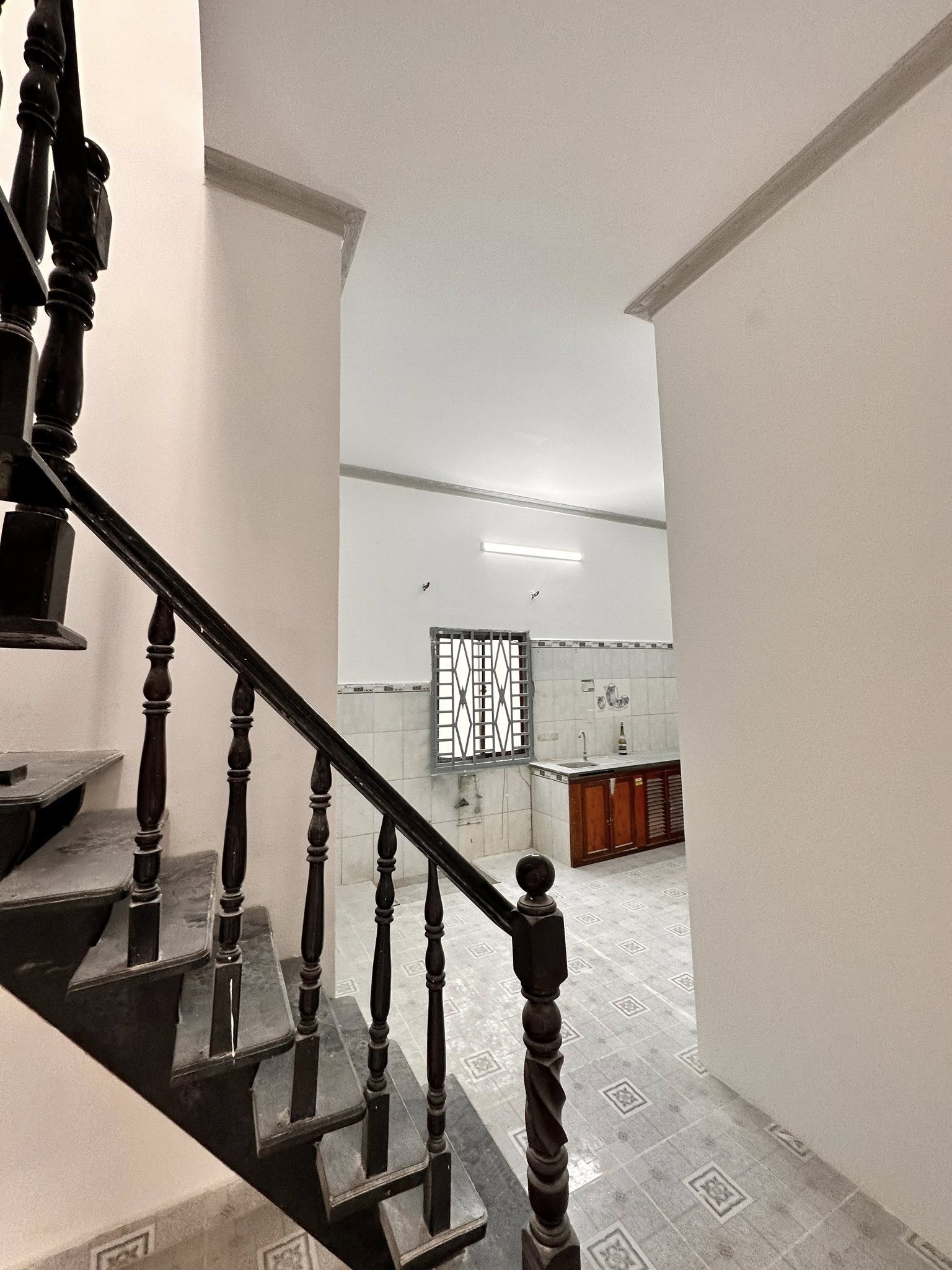 Nhà rộng rãi 6x12m, ngay Ngã Tư Ga giáp Gò Vấp, giá rẻ tiện sửa chữa - Ảnh 2