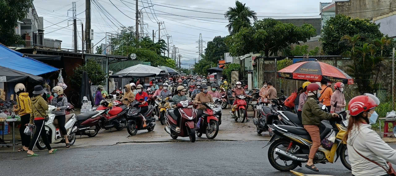 Chính chủ cần bán gấp lô đất kinh doanh buôn bán sầm uất đường 15m trục chính vào KCN Điện Ngọc - Ảnh 1