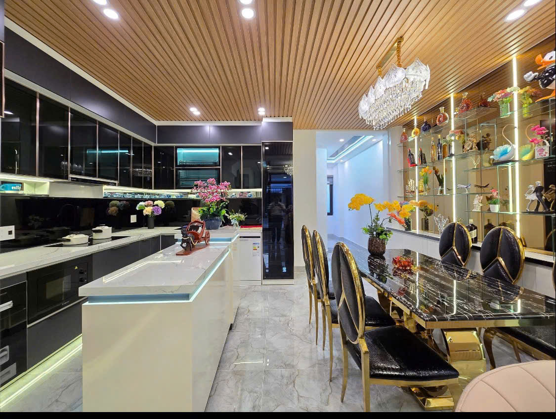 + Nhà 3 tầng mới xây nội thất châu âu siêu đẹp, Biển Nguyễn Tất Thành 100m, khu bãi tắm trung tâm - Ảnh 4