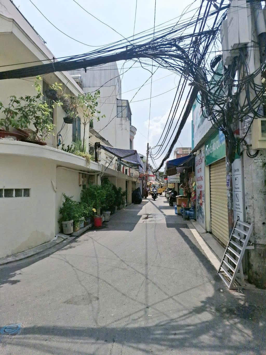NHÀ QUẬN 7 <br>+ Kết Cấu Nhà: MT Đang Kinh Doanh gồm trệt, lầu, ST, gồm 2PN, 2WC, Sân Thượng, Bếp, - Ảnh chính