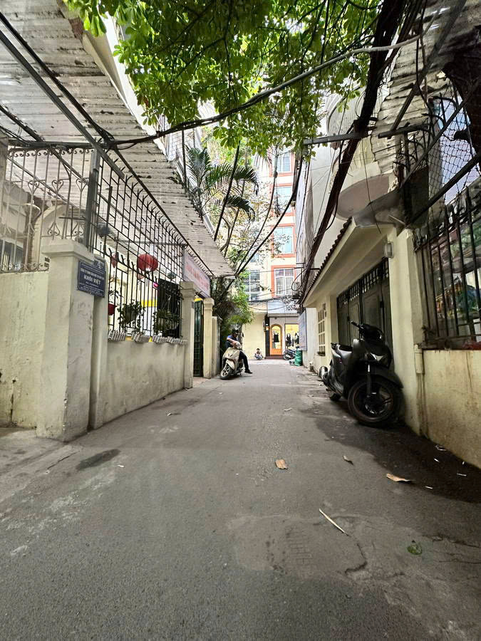 BÁN NHÀ ĐÊ LA THÀNH. ĐÔNG ĐA. 95M2 3 MT 6M GIÁ 26 TỶ-  Ô TÔ 7 CHỖ VÀO NHÀ - GẦN PHỐ - PHÙ HỢP XÂY - Ảnh 1