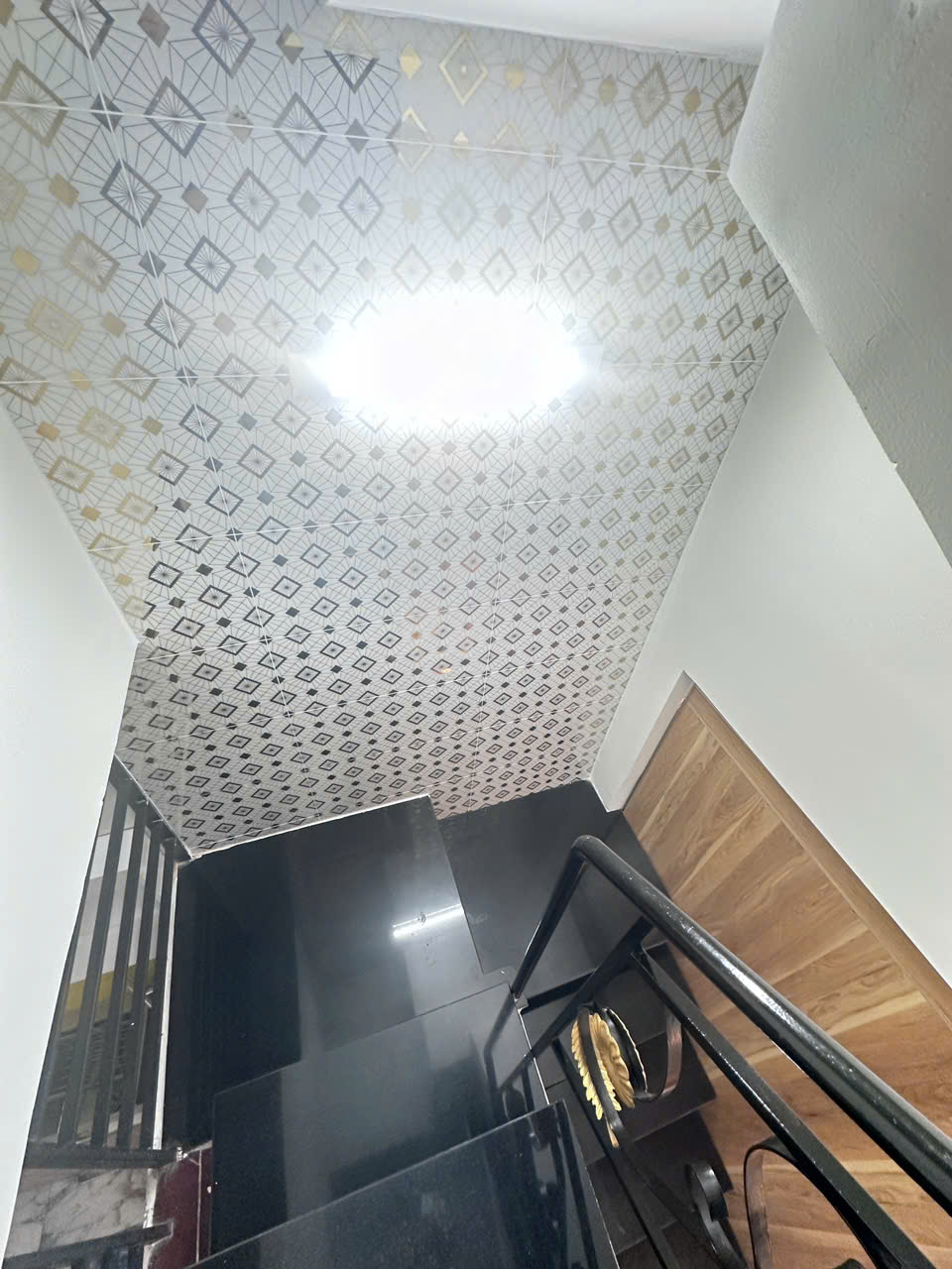 Nhà SHHC 4.4*11m/2lầu/4PN/3Toilet hẻm thông 39 Dạ Nam P2Q8 - Ảnh 3