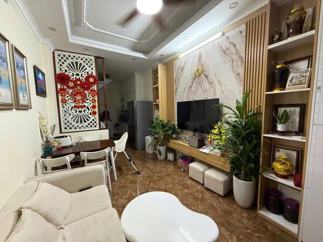 PHÂN LÔ - 5 TẦNG NHÀ ĐẸP BÁT KHỐI - SỔ ĐỎ A4 Bát Khối 30m2,X 5 tầng,mặt tiền 3.1m, 5.7 tỷ Long Biên. - Ảnh 2