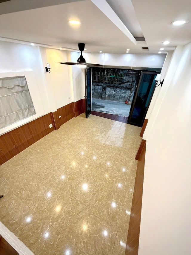 NHÀ MỚI Ô TÔ ĐỖ CỬA Ngọc Thụy 48.5 m2,X  4 tầng, mặt tiền 4m, 8.8 tỷ Long Biên. - Ảnh 2