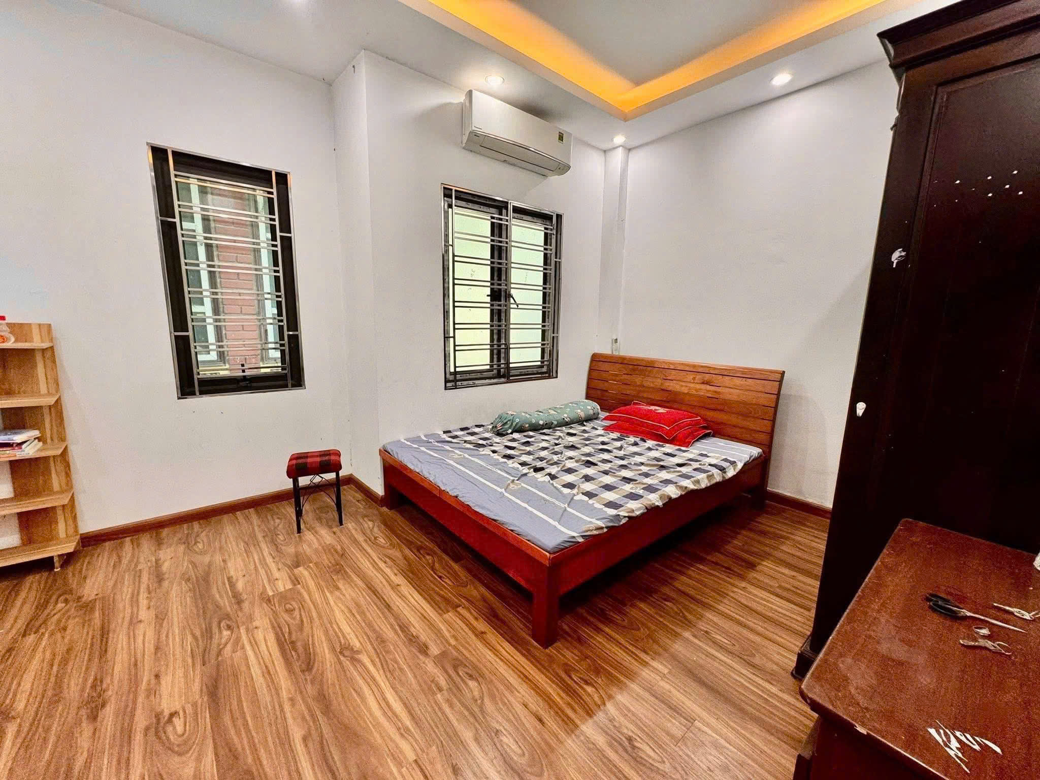 Bán Nhà Ngõ 1194 Đường Láng Nhà Đẹp DT 38m2 5 tầng MT 4.5m Giá 9.6 tỷ - Ảnh chính