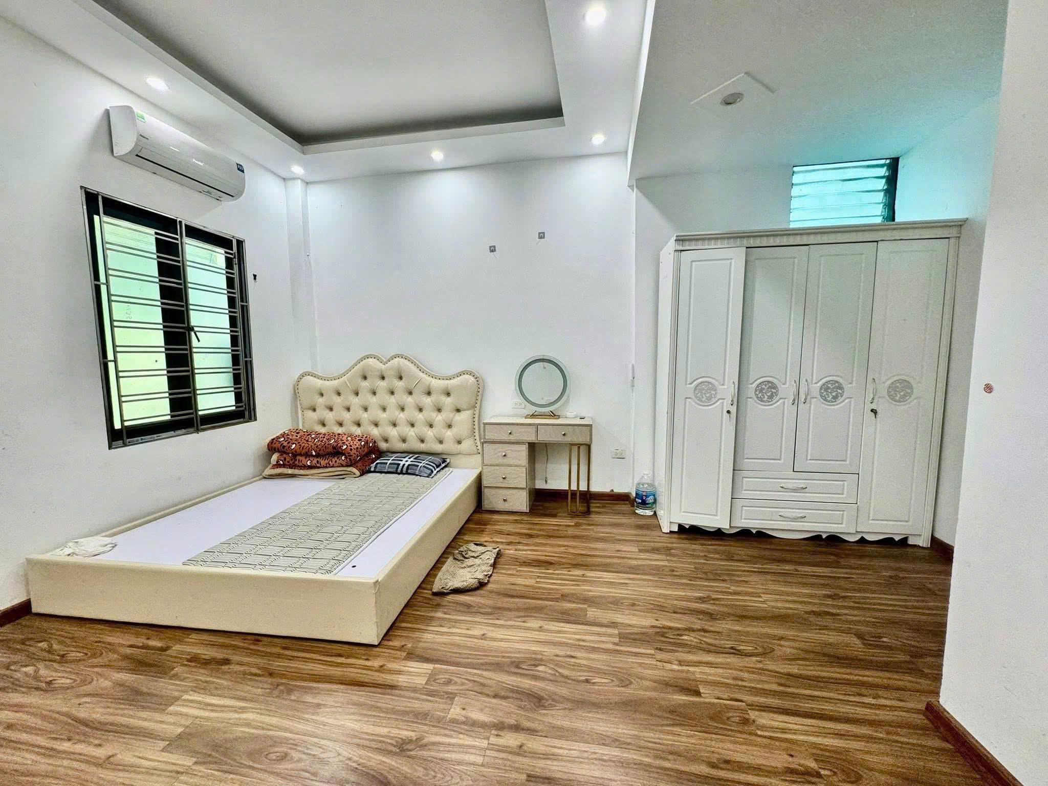 Bán Nhà Ngõ 1194 Đường Láng Nhà Đẹp DT 38m2 5 tầng MT 4.5m Giá 9.6 tỷ - Ảnh 1