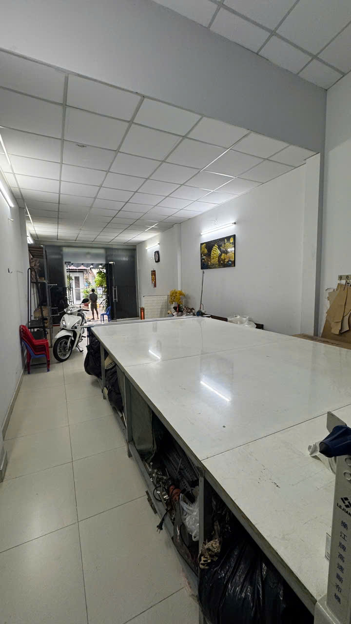 NHÀ VỊ TRÍ  ĐẸP KẾ MẶT TIỀN  THOẠI NGỌC HẦU - NGANG 4M x DÀI 18M - HẺM 8M - CHỈ 9.2 TỶ - GẦN UBND - Ảnh 3