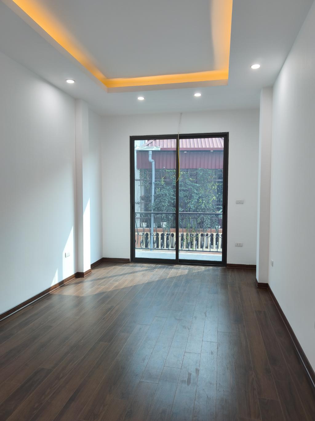 NHÀ ĐẸP XÂY MỚI - THANG MÁY - OTO 7 CHỖ VÀO NHÀ- CÁCH MẶT NGÕ 10M. - KINH DOANH SẦM UẤT - THOÁNG - Ảnh 2