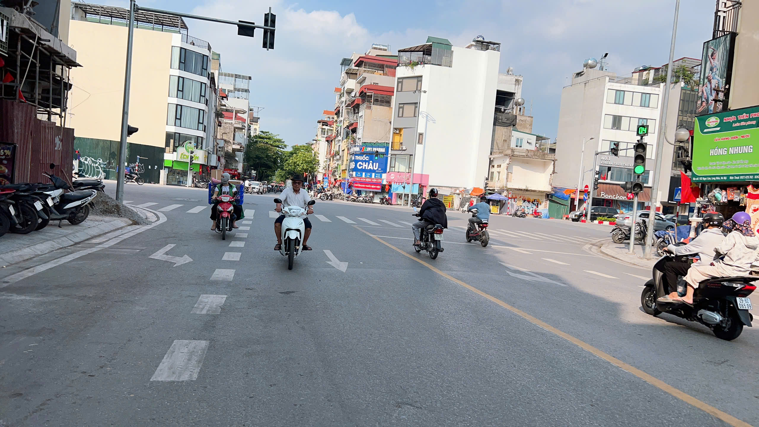 HƠN 8 TỶ, NHÀ NGỌC LÂM 40M, 4T, MT4M, Ô CHỜ THANG MÁY, CÁCH 20M RA SÂN XE 45 CHỖ QUAY ĐẦU. - Ảnh 1