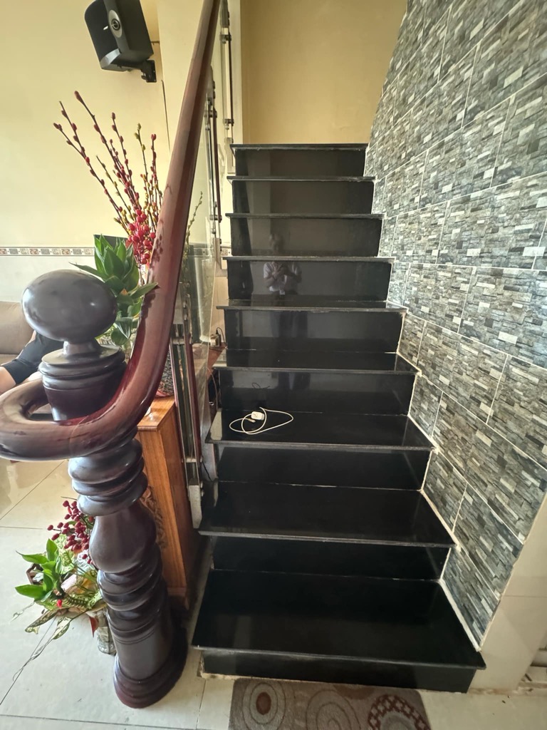 CHỦ KẸT TIỀN GẤP BÁN, MỄ CỐC NHÀ KIÊN CỐ 3 TẦNG DT 44.3M2 (3.9 X15M) CHỈ 4.5 TY - Ảnh 2