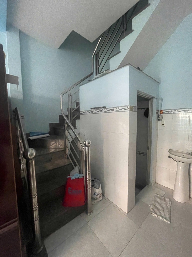 Bán nhà Lạc Long Quân, gần Âu Cơ, Tân Bình, 32m² - 4x8 - 2 tầng, chỉ hơn 3 tỷb - Ảnh 2
