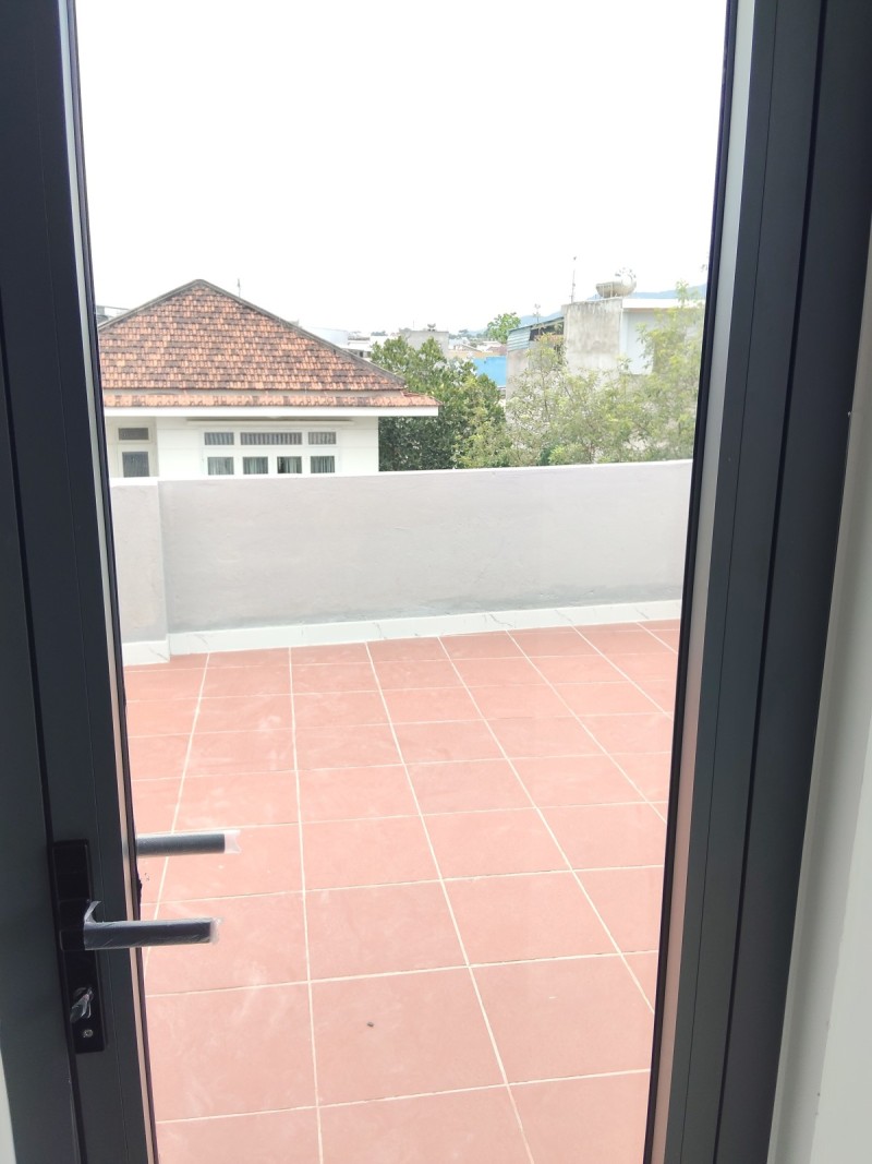 ♣ Nhà sát MT Bình Thái 4, 63m2, ngang 8m, 3 tầng mới, xây tâm huyết, 9 trụ, hiện đại, thoáng, 3.2 tỷ - Ảnh 2