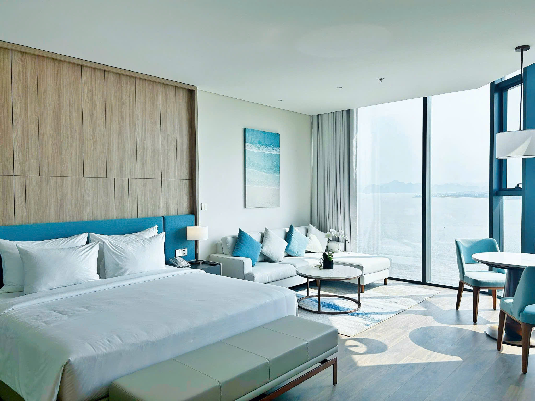 Chưa đến 2 tỷ căn hộ ven biển - sở hữu lâu dài - tầm view di sản vịnh Hạ Long - Ảnh 1