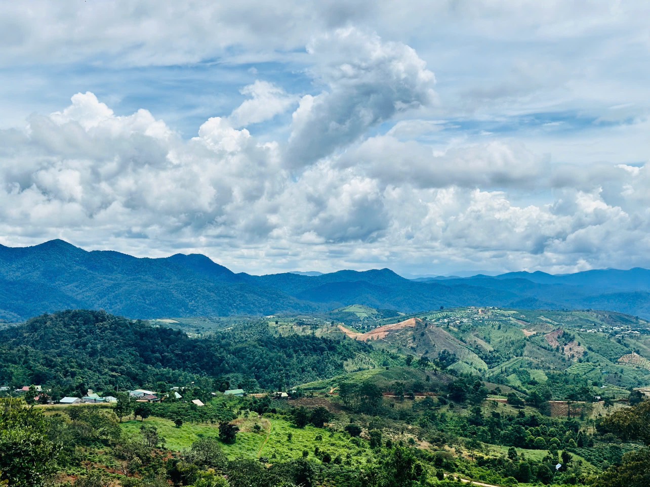 KẸT TIỀN  NÊN BÁN GẤP HƠN 1 SÀO ĐẤT LỘC BẮC - 550 TRIỆU BAO THUẾ PHÍ - VIEW SIÊU ĐẸP - Ảnh 1