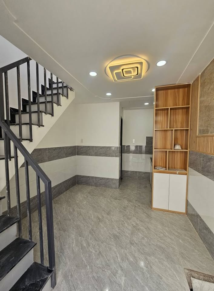 Bán nhà tặng kèm nội thất đầy đủ chỉ cần xách vali vào ở ngay chỉ 500tr - Ảnh 1