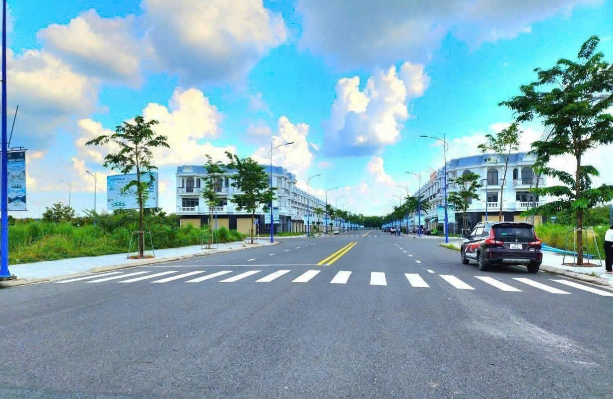 BÁN GẤP SHOPHOUSE 1 TRỆT 2 LẦU TRUNG TÂM LAI UYÊN, BÀU BÀNG - Ảnh 1