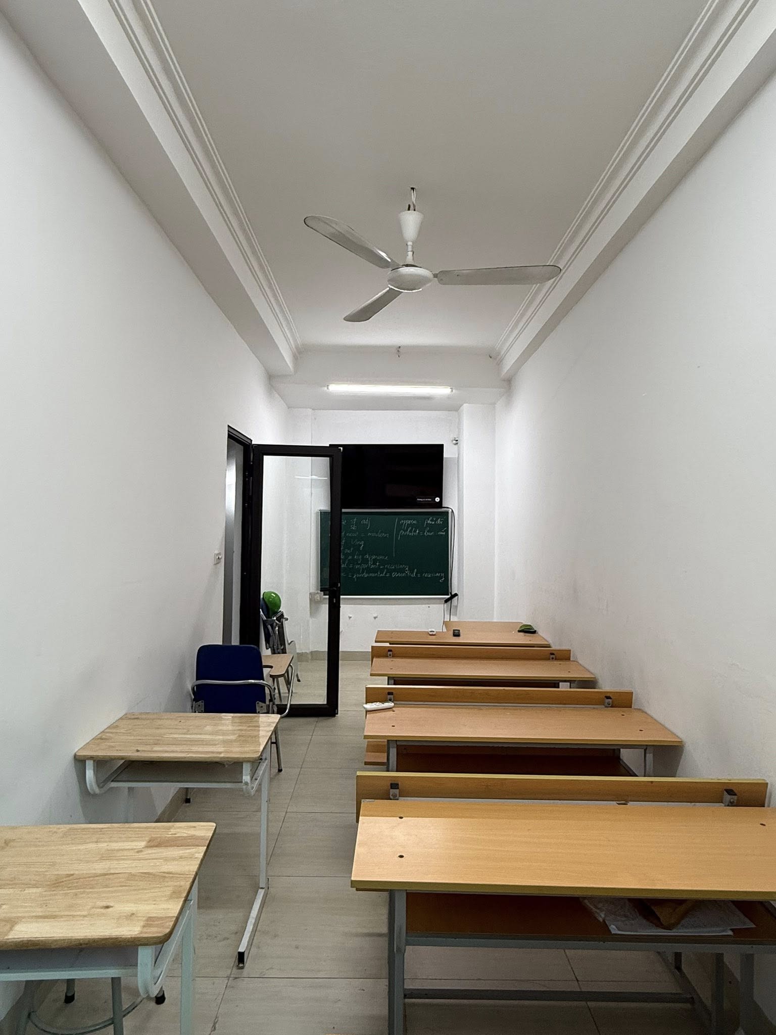 BÁN NHÀ NGUYỄN THỊ ĐỊNH !40 M 5T MT6M GIÁ 10,8 TỶ NGÕ RỘNG <br>10M RA Ô TÔ TRÁNH . - Ảnh 3