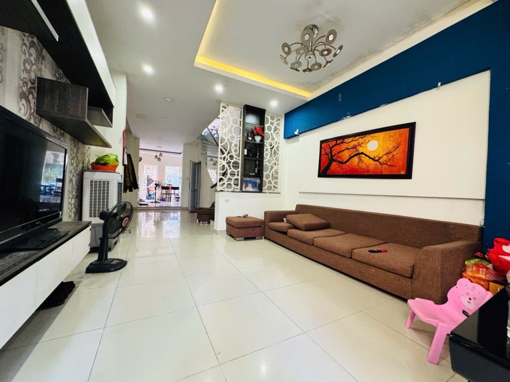 Bán nhà Tây Hồ, ô tô vào nhà, diện tích rộng hơn 100m, ở sướng, chỉ nhỉnh 16 tỷ - Ảnh 1