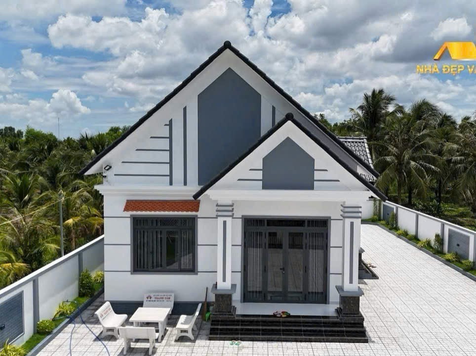 NHÀ SIÊU ĐẸP - VỊ TRÍ ĐẮC ĐỊA - Cần Bán Nhà Mái Thái Sân Vườn, Phường Phú Tân, TP Bến Tre - Ảnh chính