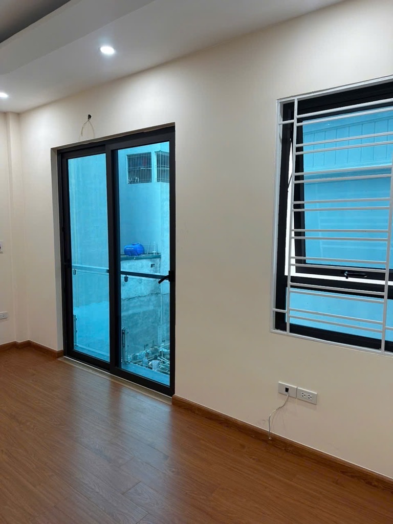 BÁN NHÀ 5 TẦNG MỚI KÍNH COONG  –  BÁT KHỐI - Ô TÔ ĐỖ CỔNG -5.6 TỶ - Ảnh 2