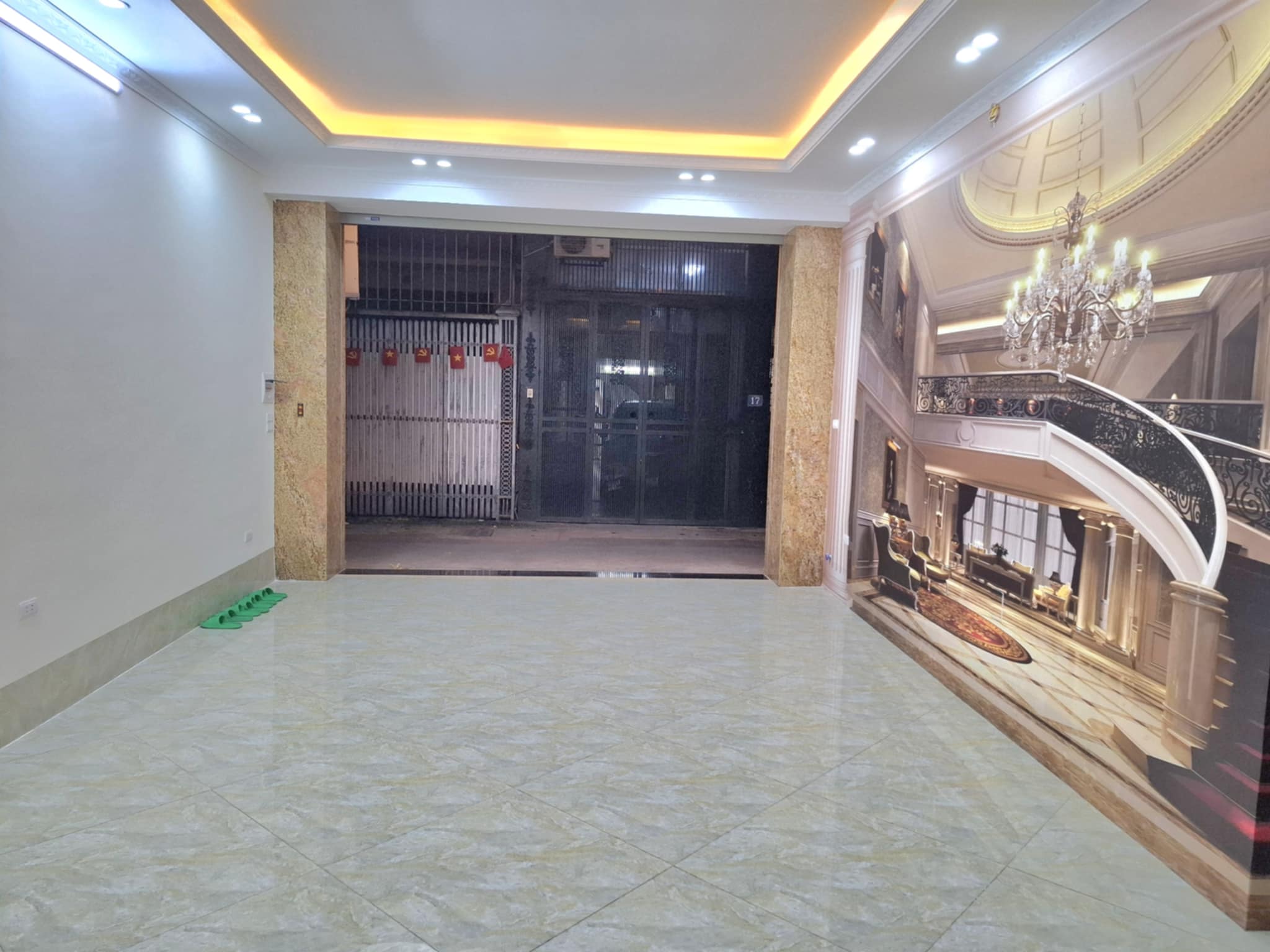 Siêu phẩm Vương Thừa Vũ, dòng tiền khủng, 7 tầng thang máy, ô tô đỗ cửa - Ảnh 1
