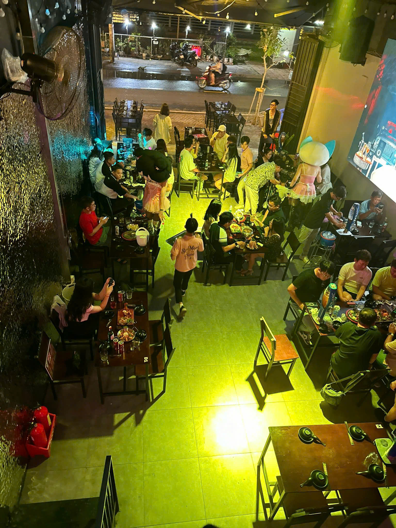Quận 7 ! SANG BAO RẺ QUÁN Food & Beer , MB DTSD : 6m x 30m, 1 trệt 1 lửng crooftop, Tel : - Ảnh chính