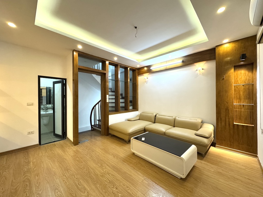 (Tin thật 100%) Bán nhà 32m2 x 5 tầng tại phố Hạ Yên Quyết - Cách mặt phố 35m - Nội thất cao cấp - Ảnh 1