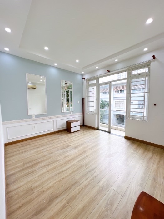 VỊ TRÍ VẢNG NHÀ Q4- XE HƠI ĐẬU CỬA -GẦN TRƯỜNG HỌC, SIÊU THỊ ĐIỆN MÁY VIEW THOÁNG MÁT-THÔNG RA BẾN - Ảnh 1
