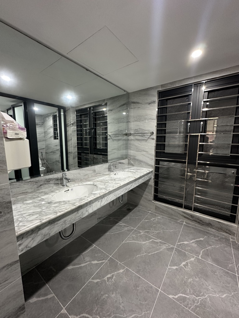 (Tin thật 100%) Bán tòa VP cao cấp 2 mặt tiền 136m2 x 9T tại mặt phố Trần Vỹ - Cho thuê 2,2 tỷ/năm - Ảnh 2