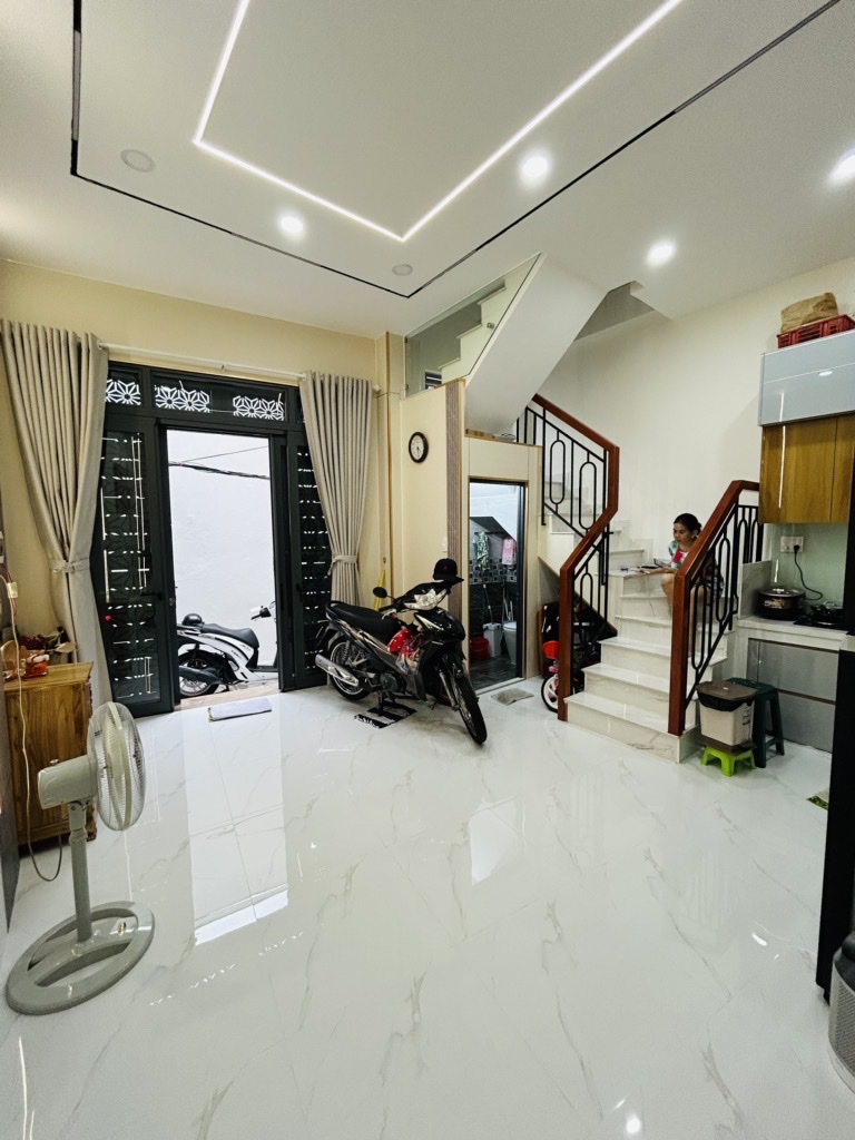 BÁN NHÀ 3 TẦNG, 3 PN, Q.4, GIÁ 4.95 TỶ - VỊ TRÍ VÀNG, SỔ HỒNG CHÍNH CHỦ - Ảnh 2