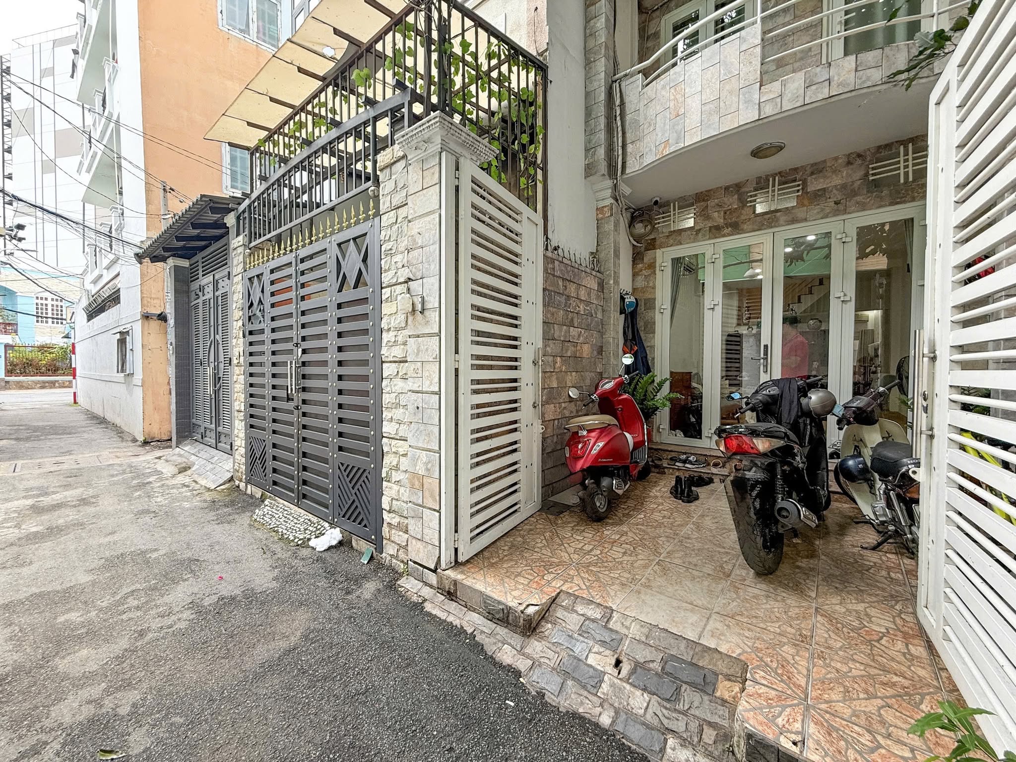 Bán gấp nhà đẹp- Nguyên Hồng - HXH - 74m2 ( 3.4 X19 m ) - 3 tầng -3PN - PL chuẩn - Ảnh 1