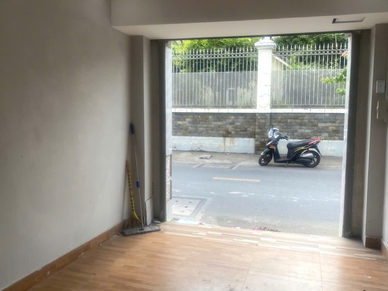 MẶT TIỀN SIÊU HIẾM, Quận 9, DTSd 55m2, cho thuê 9tr/tháng, chỉ 2ty hơn - Ảnh 2