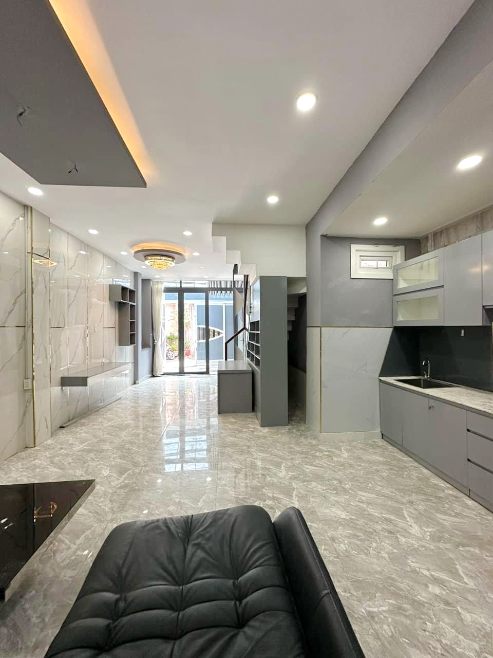 Nhà mới 2 tầng (4.2x15m nở hậu 5.7m) HXH sát đường An Dương Vương P3Q5 - Ảnh 1