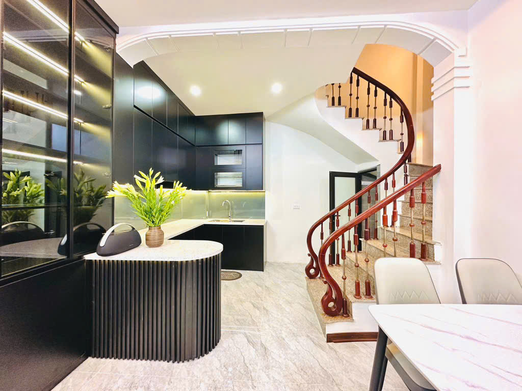 TRUNG TÂM ĐỐNG ĐA - NHÀ ĐẸP GẦN PHỐ  - 50M MẶT PHỐ LỚN  - NHÀ DÂN XÂY TÂM HUYẾT - NỘI THẤT XỊN SÒ - Ảnh 3