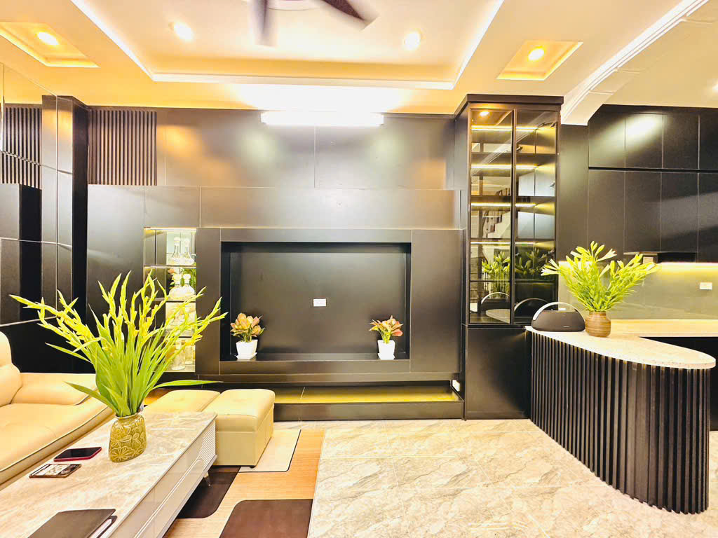 TRUNG TÂM ĐỐNG ĐA - NHÀ ĐẸP GẦN PHỐ  - 50M MẶT PHỐ LỚN  - NHÀ DÂN XÂY TÂM HUYẾT - NỘI THẤT XỊN SÒ - Ảnh 1