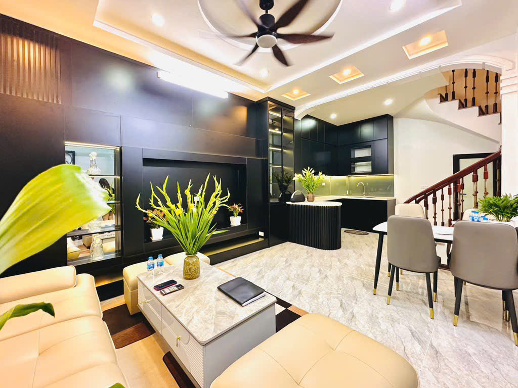 TRUNG TÂM ĐỐNG ĐA - NHÀ ĐẸP GẦN PHỐ  - 50M MẶT PHỐ LỚN  - NHÀ DÂN XÂY TÂM HUYẾT - NỘI THẤT XỊN SÒ - Ảnh chính