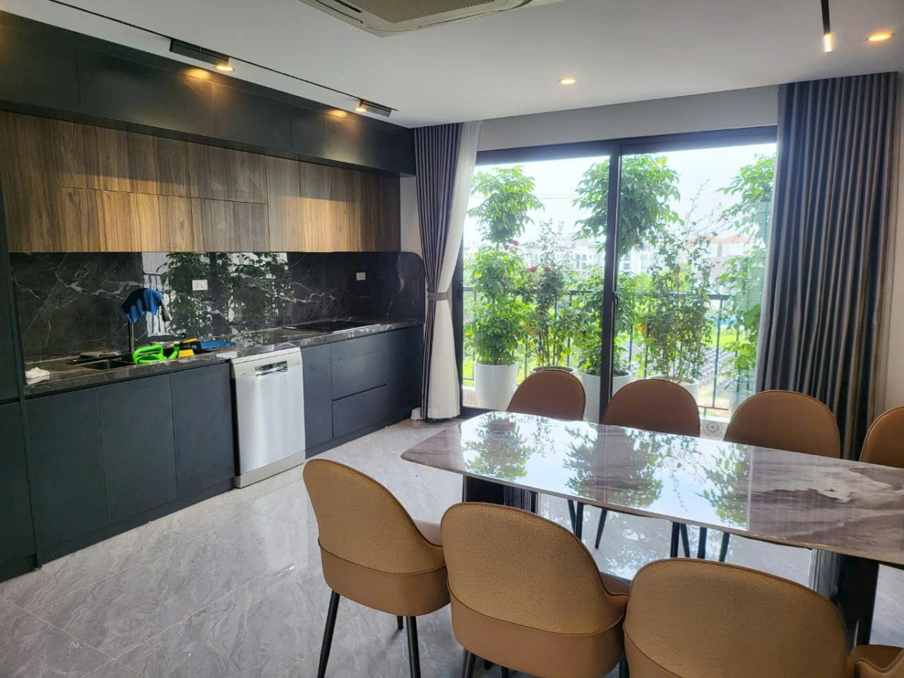 NHÀ 7 TẦNG GARA OTO- THANG MÁY-ĐẦY ĐỦ NỘI THẤT CHỈ VIỆC VỀ Ở, NGAY CẦU VĨNH TUY, PHƯỜNG LONG BIÊN - Ảnh 1