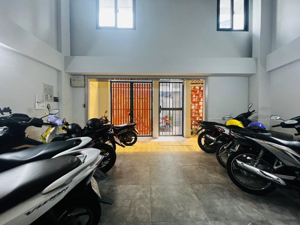 NHÀ BÁN - VỊ TRÍ ĐẮC ĐỊA - GIÁP NGÃ 6 PHẠM VĂN ĐỒNG & CV GIA ĐỊNH -HXH - 90 M² - 3 TẦNG CHỈ HƠN 9 TỶ - Ảnh 2