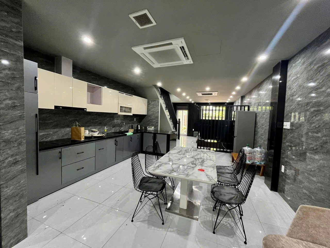 Bán Tòa căn Hộ 6 tầng, 21 phòng, đường Hòa Nam 2, sát bến xe Đà Nẵng,cho thuê 65 triệu/tháng - Ảnh 1
