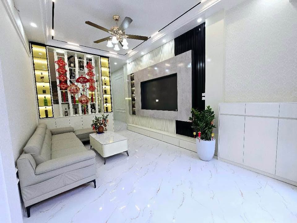 Nhà Xuân La gần ngay Võ Chí Công mới hoàn thiện 5 tầng 9,5  tỷ - Ảnh chính