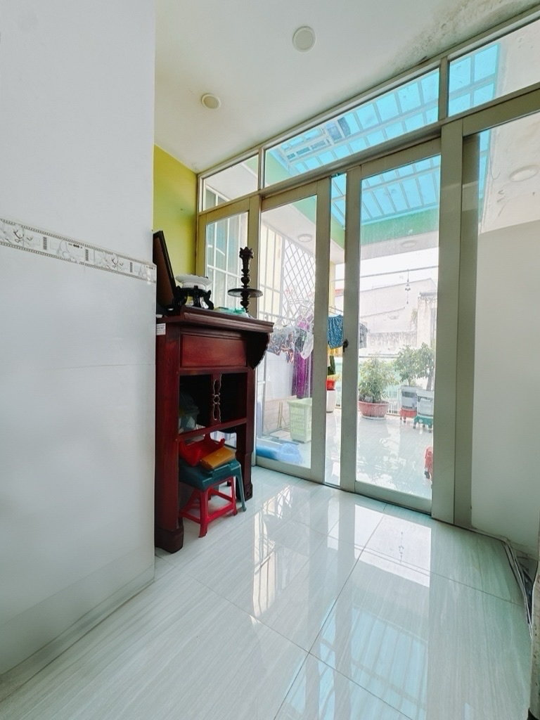 BÁN NHÀ ĐƯỜNG HOÀNG DIỆU- GẦN SIÊU THỊ , TRƯỜNG ĐẠI HỌC LUẬT NGUYỄN TÂT THÀNH  QUA Q1 CHỈ 3 PHÚT. - Ảnh 3