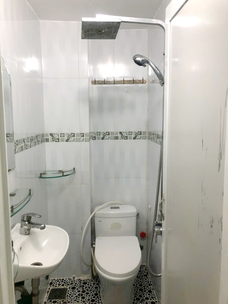 Nhà trệt 3 lầu, sát hẻm Ôtô, 345/ Trần Hưng Đạo P. Cầu Kho Q1 - Ảnh 2