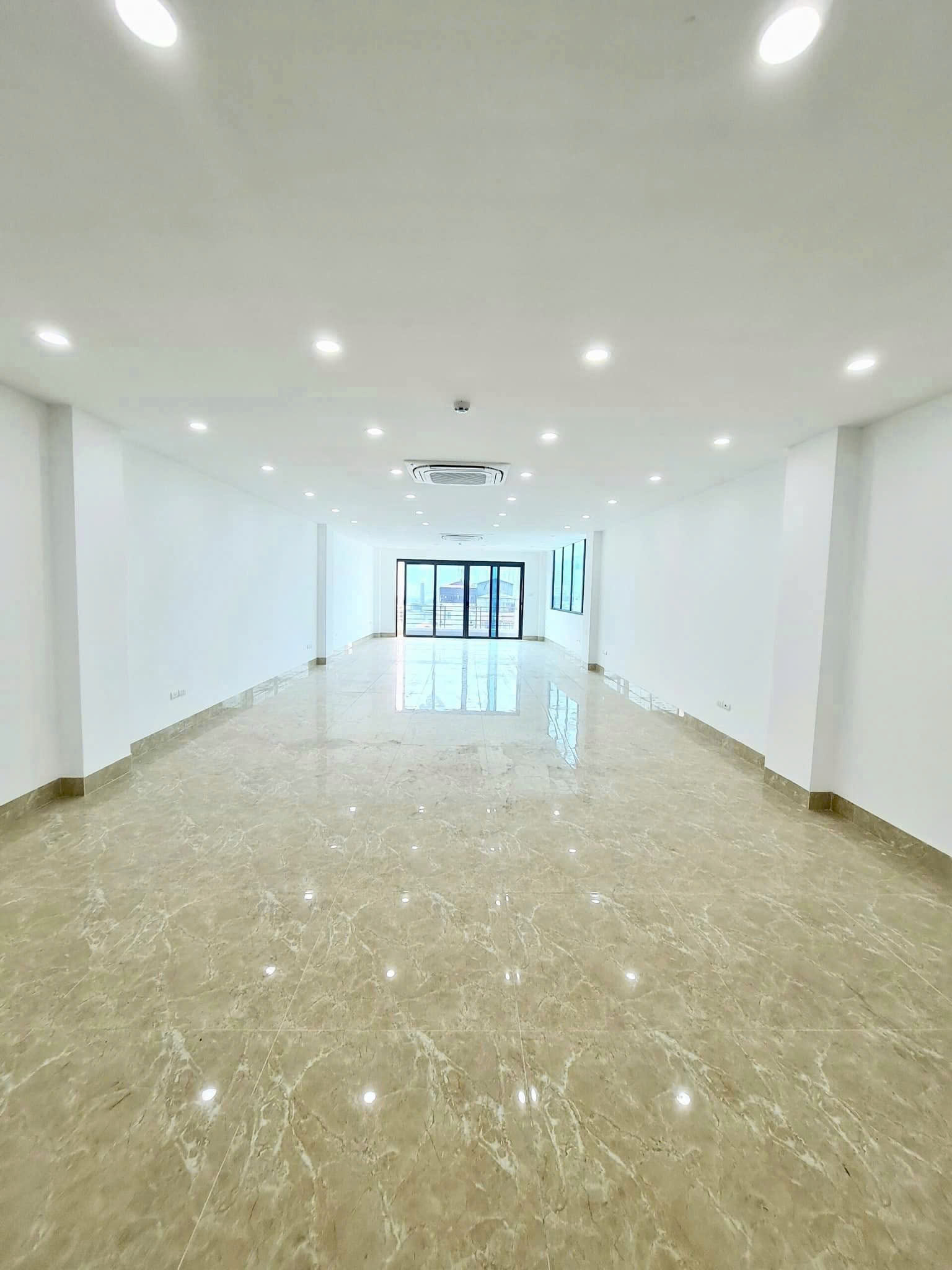 BÁN TÒA NHÀ MẶT PHỐ VĂN CAO, BA ĐÌNH - 105M - MT RỘNG - THANG MÁY - DÒNG TIỀN 1.8 TỶ/NĂM - Ảnh 3