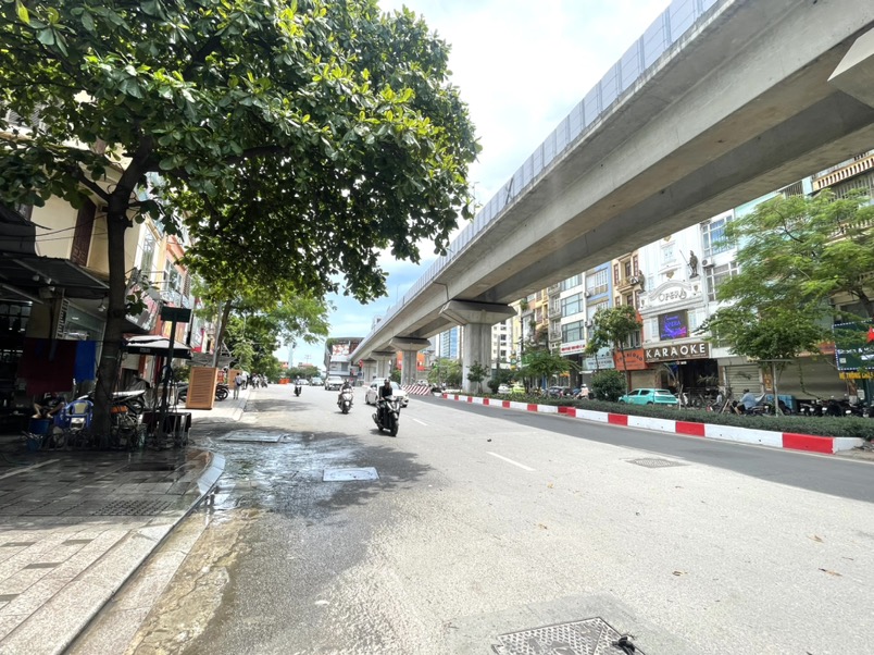 Bán nhà mặt phố Cát Linh Hào Nam, vỉa hè KD, 75m, mặt tiền siêu đẹp chỉ 29 tỷ - Ảnh chính