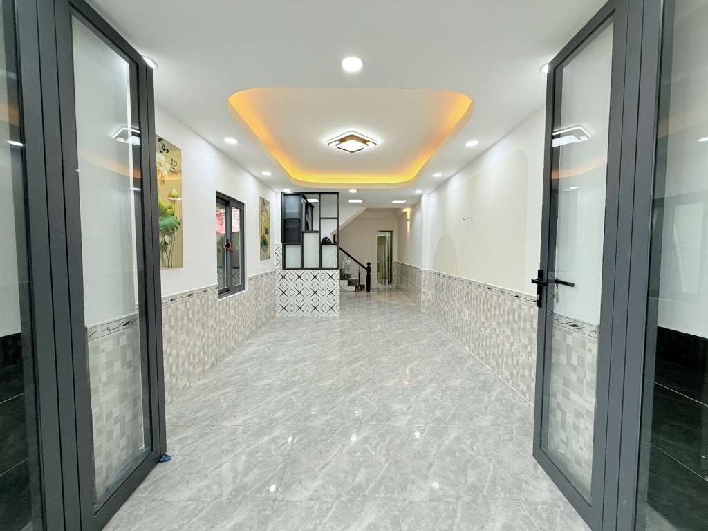 BÁN NHÀ 3 TẦNG, 3 PN, 3 WC, 30M2, QUẬN 4, GIÁ 4.95TỶ - VỊ TRÍ VÀNG, SỔ HỒNG CHÍNH CHỦ - Ảnh 2