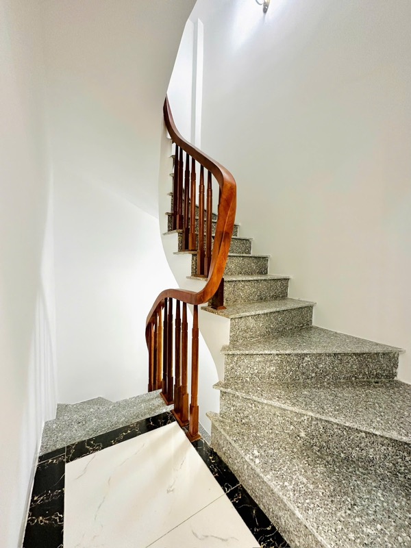 🏠 NHÀ 5 TẦNG - 1 NHÀ RA Ô TÔ TRÁNH - FULL NỘI THẤT - Ở NGAY – TRUNG TÂM THẠCH BÀN. - Ảnh 4