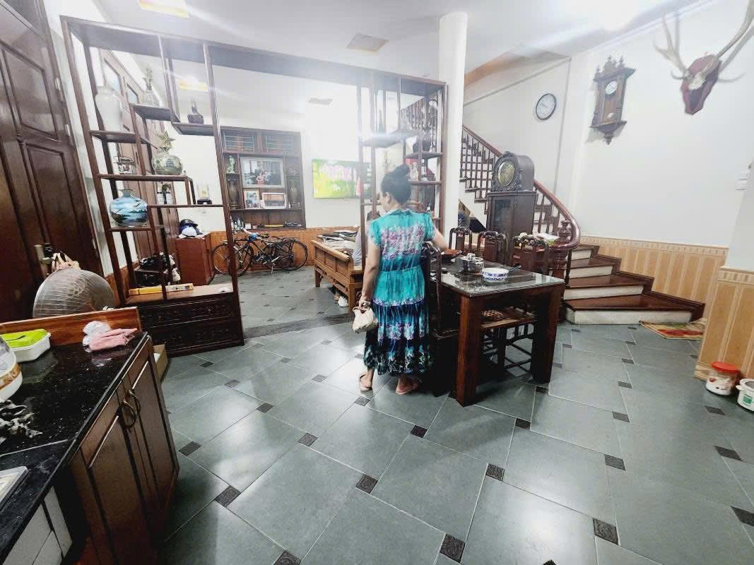 Siêu Hiếm-Nhà Lô Góc Phố Trung Kính 53/60m x 4 Tầng, MT 5.7m 18.9 Tỷ, Ô tô đỗ cửa - Ảnh 2