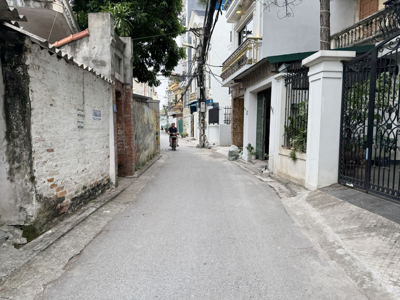 Bán 57,5m2 nhà cấp 4, hai mặt ngõ, cách 50m ra vòng xuyến Ngô Gia Tự. Vị trí trung tâm Long Biên - Ảnh 2